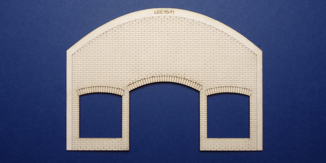 LCC 70-71 O gauge brick underarch with warehouse fittings Underarch for brick arch with openings for industrial gate and warehouse windows.